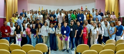 Grupo amplio de personas con escarapelas posa en auditorio; entidades del Caribe reciben capacitación en Política de Gobierno Digital.