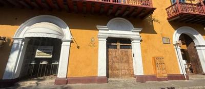 Fachada colonial amarilla con balcones de madera y arcos blancos. Casa de la TV Pública en el Ficci como punto de encuentro audiovisual