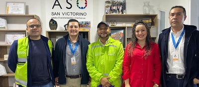 Cinco personas posan en oficina de ASO San Victorino con diplomas y fotos; destacan alianza Social Tech para impulsar ventas digitales