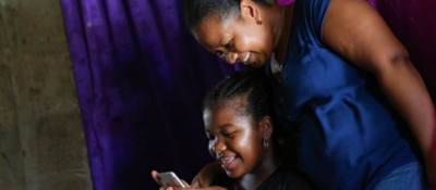Foto de por mujeres afrocolombianas observando un móvil