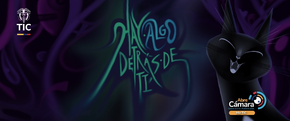 Ilustración oscura con un gato negro de ojos brillantes; al fondo, letras verdes dicen “Hay algo detrás de ti”, con logos de MinTIC.