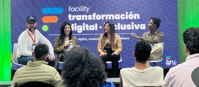 Cuatro panelistas conversan frente a una audiencia sobre juventudes, tecnología y cierre de brechas digitales en Colombia