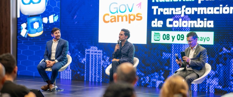 Panelistas participan en foro del Ministerio TIC sobre inteligencia artificial y transformación digital en Colombia