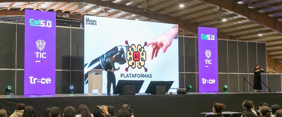 Foto de escenario em Colombia 5.0 con péndones de patrocinadores