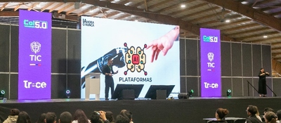 Foto de escenario em Colombia 5.0 con péndones de patrocinadores