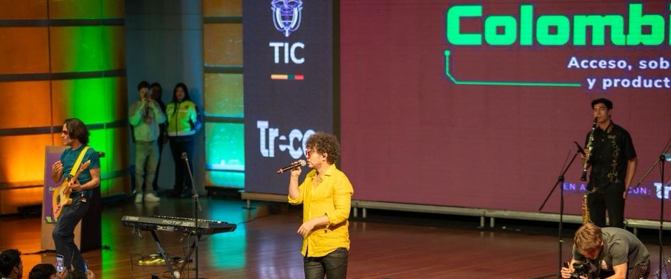 Foto de cierre del evento Colombia 4.0 con artista musical en el escenario
