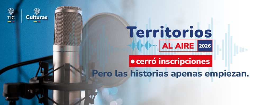 Micrófono de estudio junto al anuncio de Territorios al Aire 2026, convocatoria para emisoras comunitarias del país