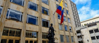 Foto del edificio del Ministerio TIC, la estatua de Murillo Toro y la bandera ondeante de Colombia