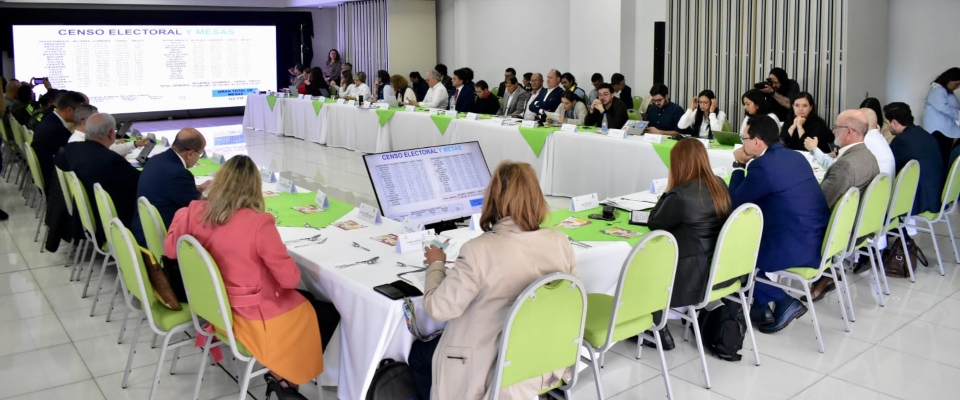 Funcionarios y expertos reunidos en mesa de trabajo sobre ciberseguridad y monitoreo electoral para elecciones 2026