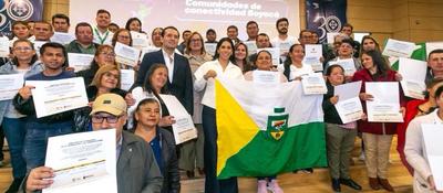 Grupo de ciudadanos en Boyacá muestra certificados y bandera regional durante entrega de apoyos de conectividad del MinTIC