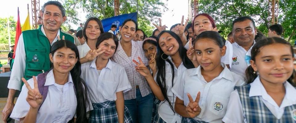 Funcionarios y estudiantes posan sonrientes en evento escolar sobre conectividad y educación digital en Casanare