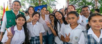 Funcionarios y estudiantes posan sonrientes en evento escolar sobre conectividad y educación digital en Casanare