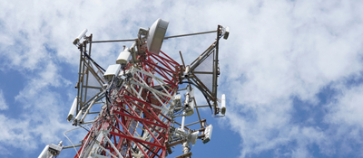Antena de telecomunicaciones se eleva hacia el cielo, símbolo de conectividad y modernización digital en Colombia