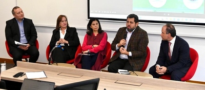 Cinco participantes dialogan en un panel sobre transformación digital y estrategias para reducir brechas tecnológicas