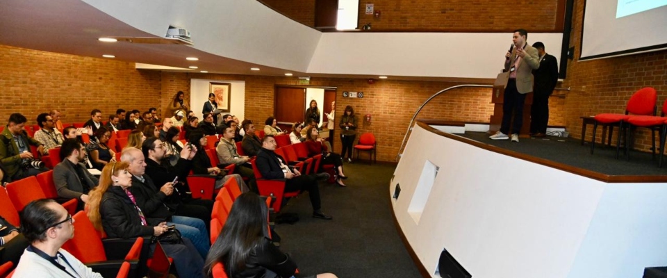 Auditorio lleno escucha a conferencista durante evento sobre gobernanza de IA y soberanía tecnológica en Colombia