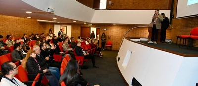 Auditorio lleno escucha a conferencista durante evento sobre gobernanza de IA y soberanía tecnológica en Colombia