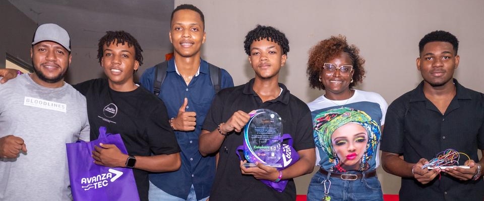 Seis jóvenes posan con premios y dispositivos tecnológicos durante cierre de Colombia 5.0 Chocó 2026
