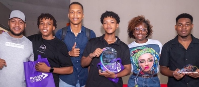 Seis jóvenes posan con premios y dispositivos tecnológicos durante cierre de Colombia 5.0 Chocó 2026