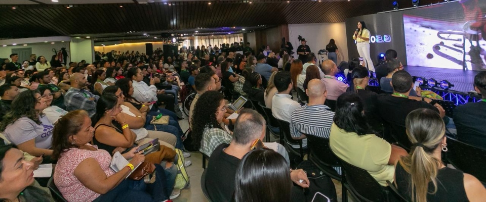 Auditorio lleno escucha exposición sobre entornos digitales seguros para proteger a niños y niñas de riesgos en internet