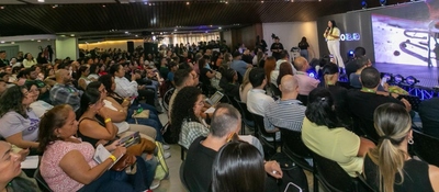 Auditorio lleno escucha exposición sobre entornos digitales seguros para proteger a niños y niñas de riesgos en internet