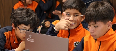 Estudiantes usan computadores en clase mientras MinTIC impulsa acceso a tecnología y laboratorios en colegios de Bogotá