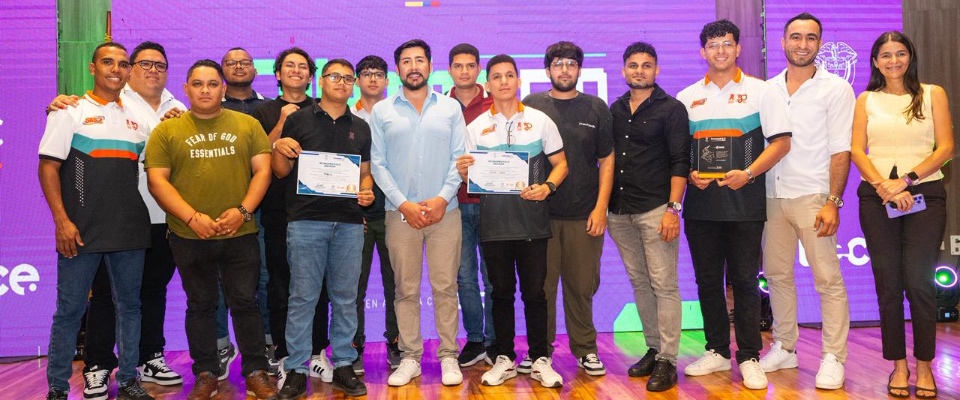Grupo de jóvenes y organizadores posan con certificados en evento sobre innovación y tecnología en La Guajira