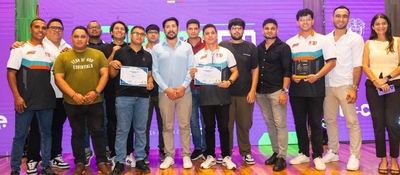 Grupo de jóvenes y organizadores posan con certificados en evento sobre innovación y tecnología en La Guajira