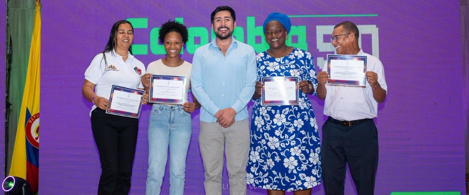 Líderes comunitarios y étnicos reciben certificados en evento sobre fortalecimiento de la radio en La Guajira