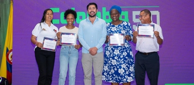 Líderes comunitarios y étnicos reciben certificados en evento sobre fortalecimiento de la radio en La Guajira