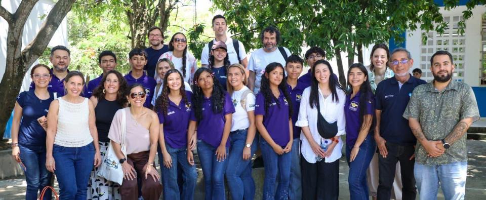 Grupo de jóvenes, docentes y expertos posa en Córdoba durante encuentro sobre innovación educativa y tecnología