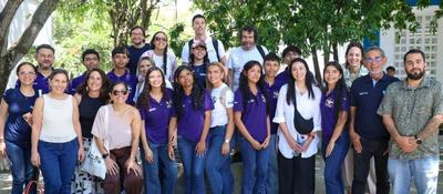 Grupo de jóvenes, docentes y expertos posa en Córdoba durante encuentro sobre innovación educativa y tecnología