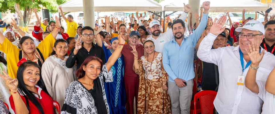 Comunidad Wayúu y funcionarios posan sonrientes en encuentro comunitario sobre conectividad en La Guajira.