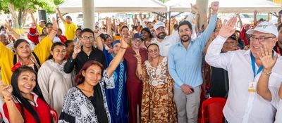 Comunidad Wayúu y funcionarios posan sonrientes en encuentro comunitario sobre conectividad en La Guajira.