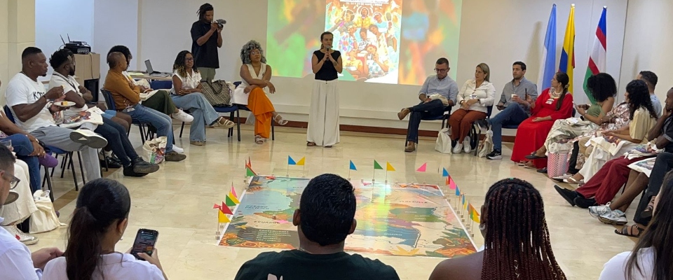 Participantes afrocolombianos dialogan en círculo sobre memoria, territorio y transformación digital en Cali.