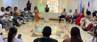 Participantes afrocolombianos dialogan en círculo sobre memoria, territorio y transformación digital en Cali.