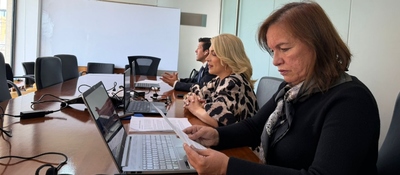 Funcionarios reunidos en sala de juntas participan en diálogo técnico sobre soluciones satelitales y regulación sectorial