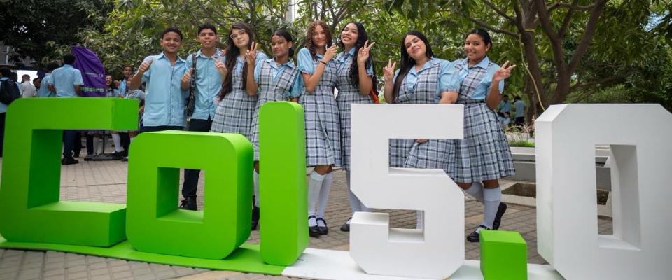 Estudiantes posan junto al letrero “Col 5.0” en un evento tecnológico que impulsa innovación y transformación digital en Magdalena