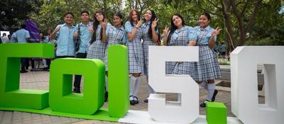 Estudiantes posan junto al letrero “Col 5.0” en un evento tecnológico que impulsa innovación y transformación digital en Magdalena