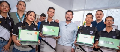 Estudiantes posan junto al letrero “Col 5.0” en un evento tecnológico que impulsa innovación y transformación digital en Magdalena