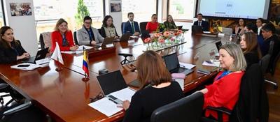Funcionarios participan en reunión institucional sobre conectividad y acceso a internet para hogares rurales en Colombia.