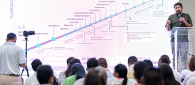 Conferencista expone estrategia digital ante asistentes durante encuentro sobre transformación tecnológica en el Caribe