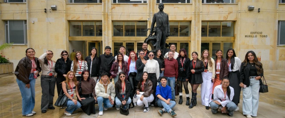 Grupo de estudiantes de Comunicación Social posa frente al Ministerio TIC durante una jornada de transformación digital