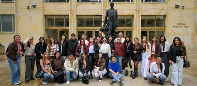 Grupo de estudiantes de Comunicación Social posa frente al Ministerio TIC durante una jornada de transformación digital