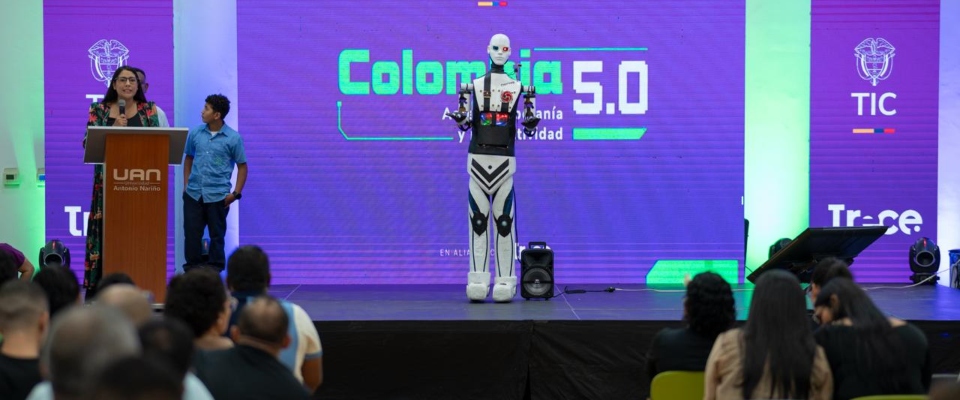Evento Colombia 5.0 Magdalena con público, conferencistas y robot humanoide en escenario sobre innovación digital
