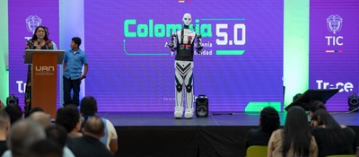 Evento Colombia 5.0 Magdalena con público, conferencistas y robot humanoide en escenario sobre innovación digital