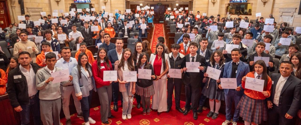 Decenas de jóvenes y docentes posan con certificados en el Salón Elíptico del Capitolio, durante evento sobre IA y ciudadanía digital