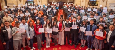Decenas de jóvenes y docentes posan con certificados en el Salón Elíptico del Capitolio, durante evento sobre IA y ciudadanía digital