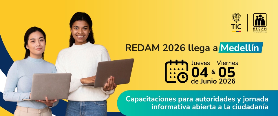 Dos mujeres con portátiles acompañan anuncio de jornada REDAM 2026 en Medellín para autoridades y ciudadanía
