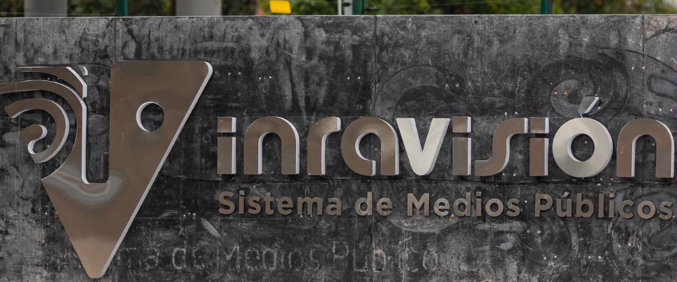 Letrero de Inravisión, sistema de medios públicos, instalado sobre un muro que identifica la entidad de televisión