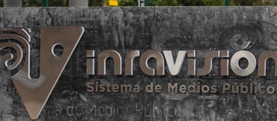 Letrero de Inravisión, sistema de medios públicos, instalado sobre un muro que identifica la entidad de televisión